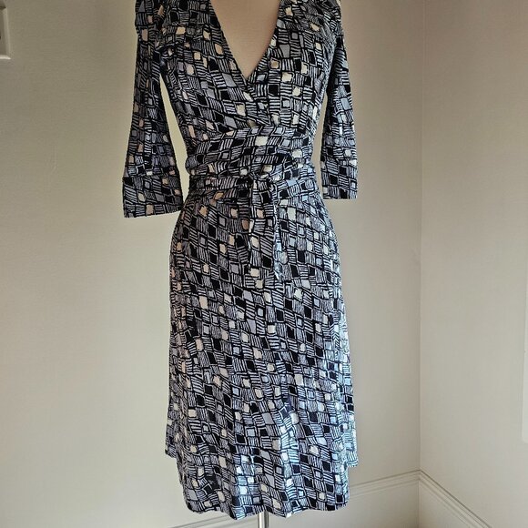 Diane Von Furstenberg Silk Wrap Dress, Size 10, EUC - Picture 2 of 6